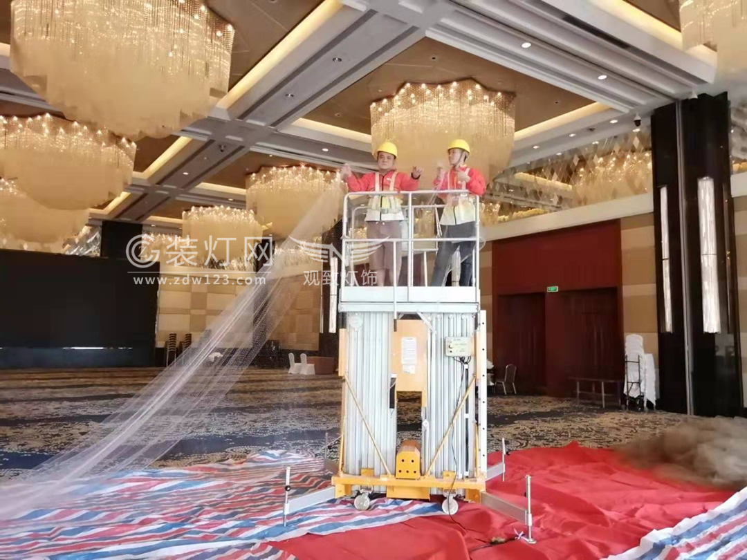 佛山保利洲际酒店水晶灯挂网现场照片