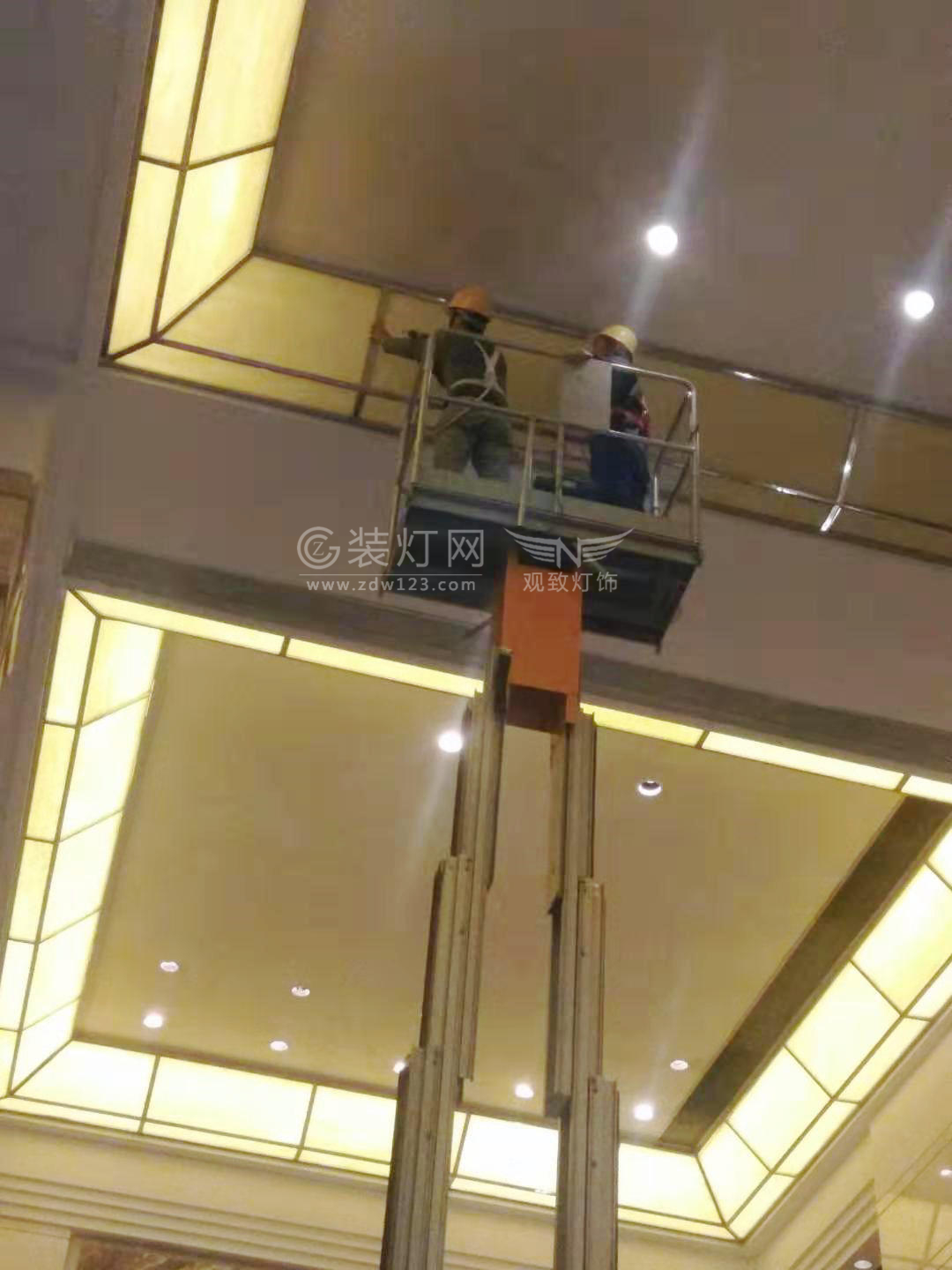 佛山保利洲际酒店水晶灯清洗挂网作业现场