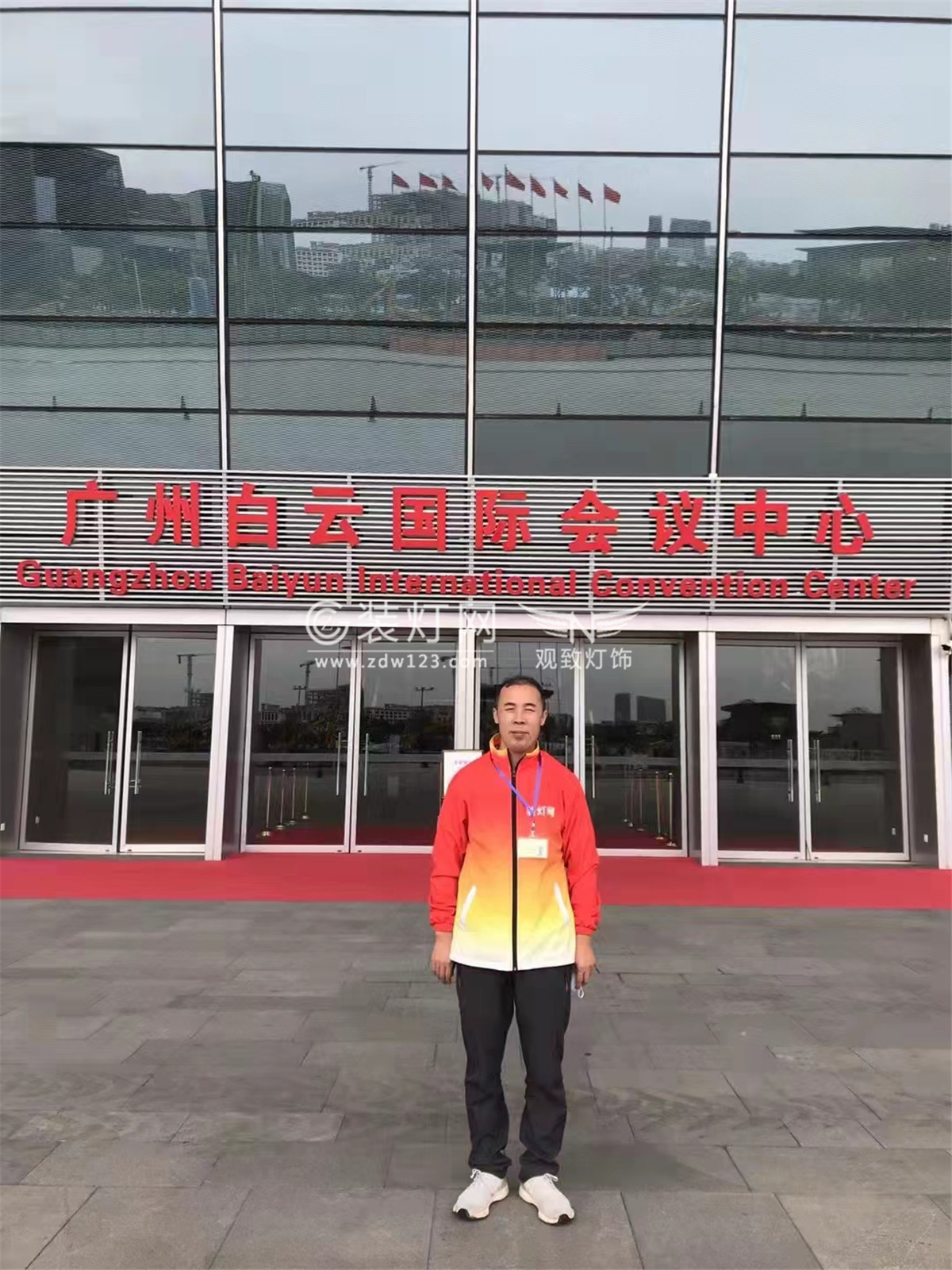 观致灯饰洗灯现场