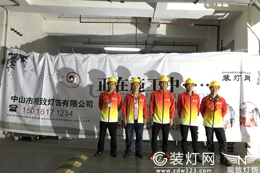 装灯网团队在皇冠假日酒店水晶灯清洗现场合影