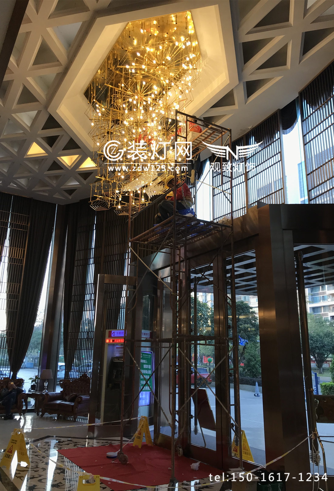 酒店大堂水晶灯清洗施工