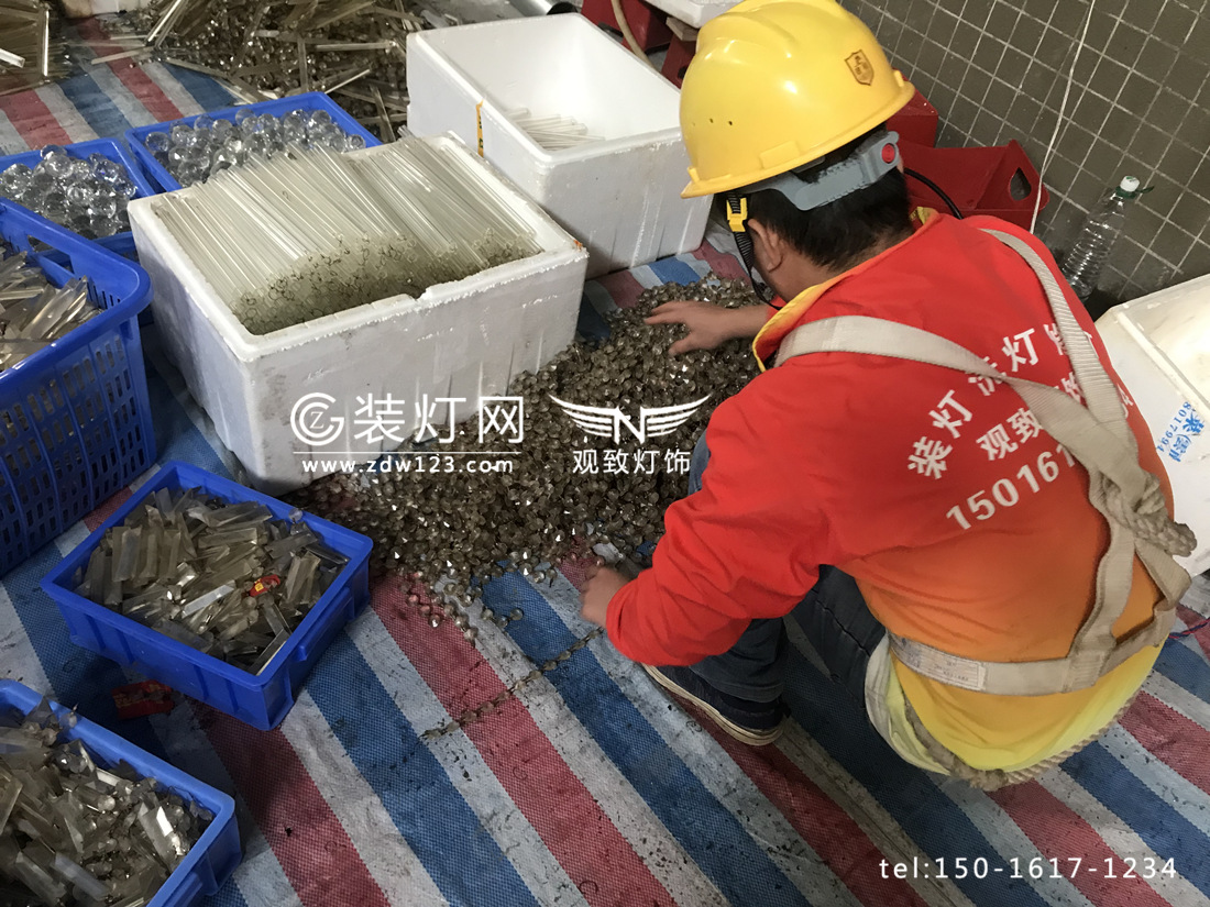 水晶灯清洗工程拆下来的水晶
