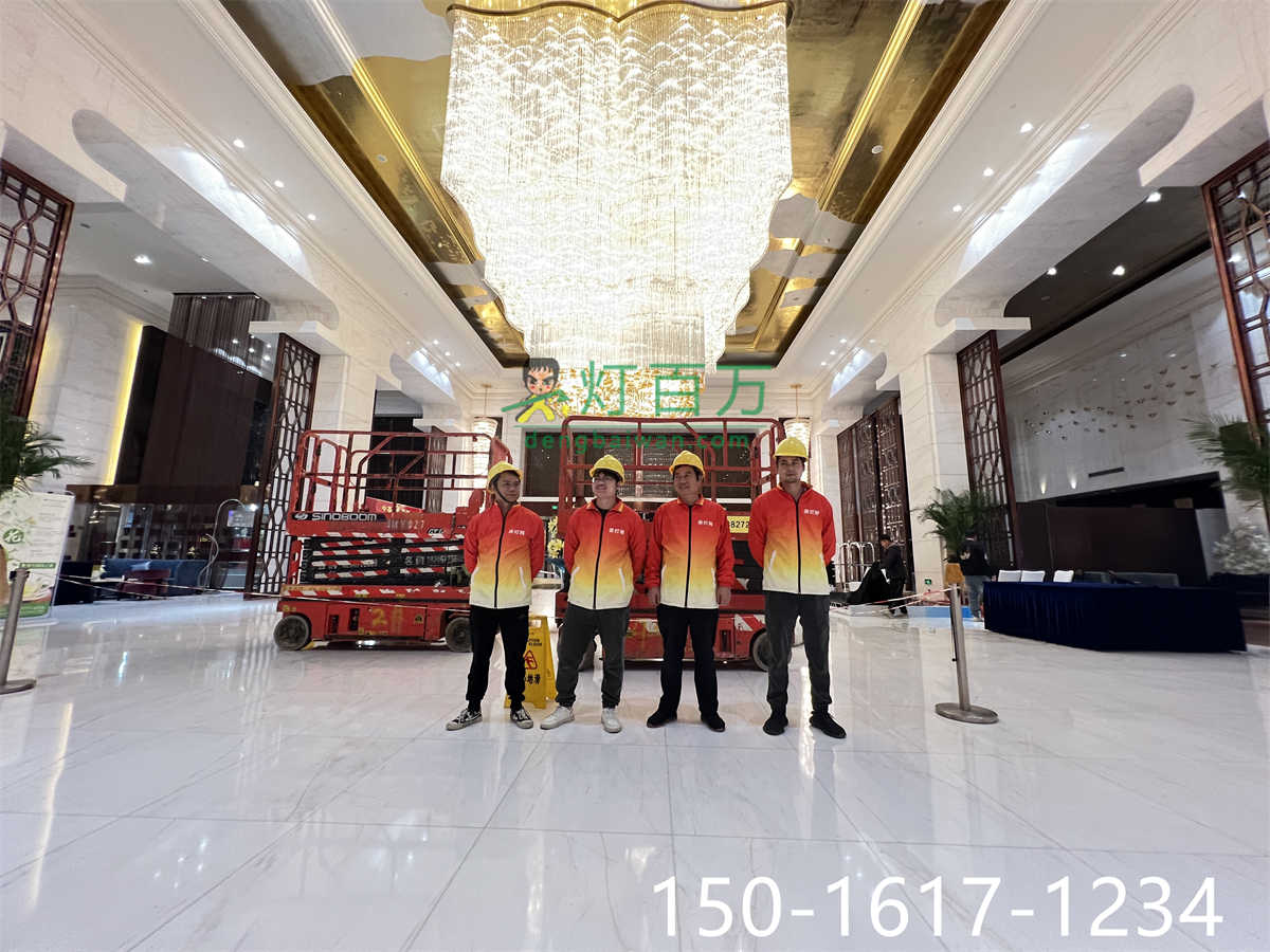 别墅水晶灯清洗施工现场