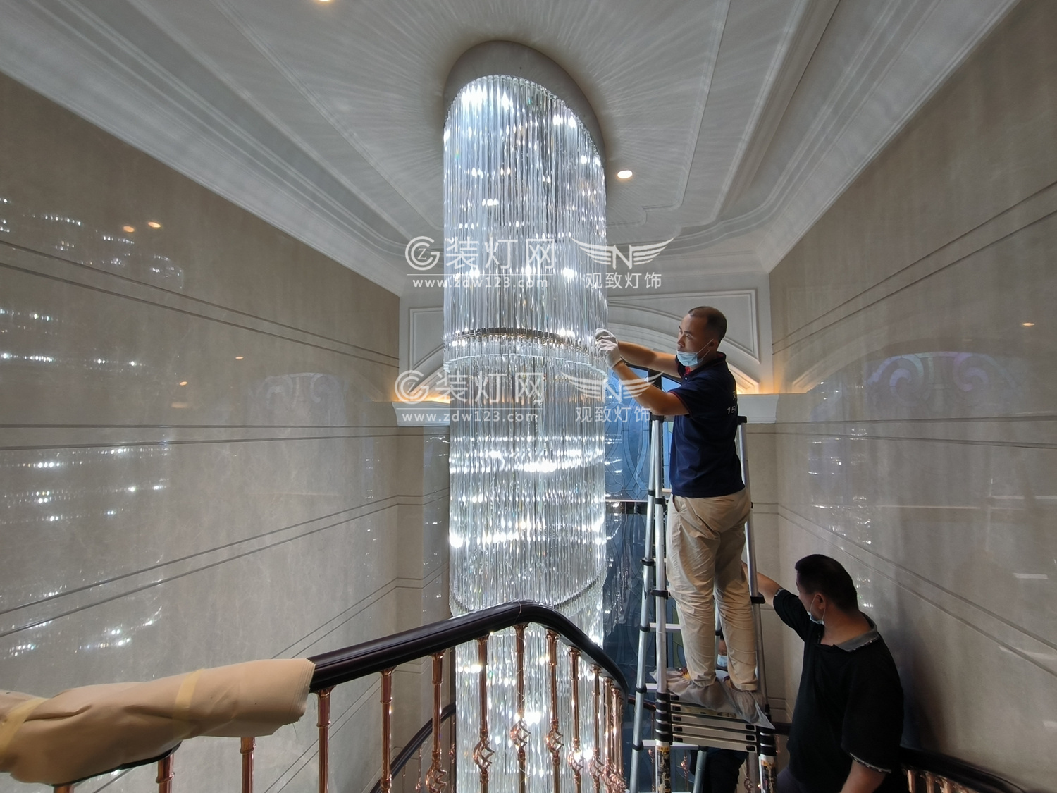 别墅灯具清洗作业