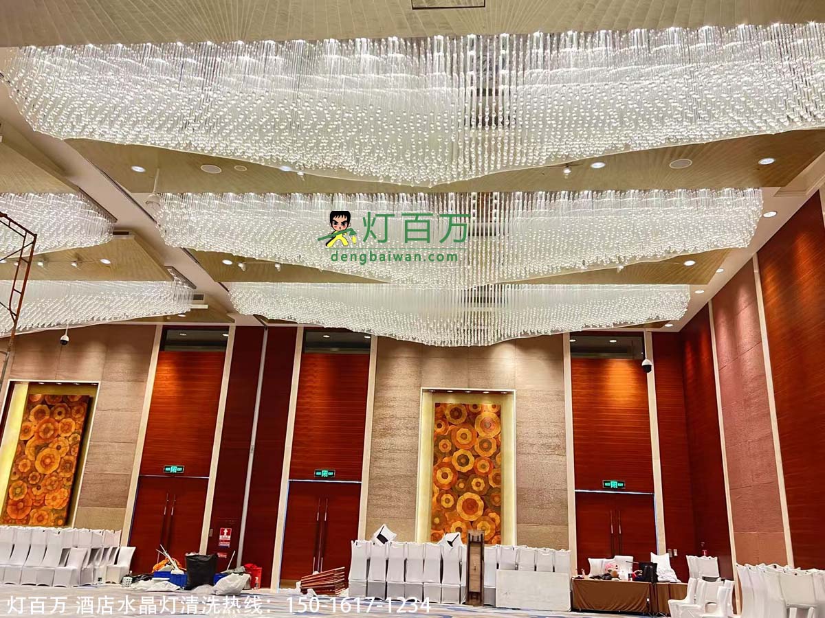 观致灯饰洗灯现场