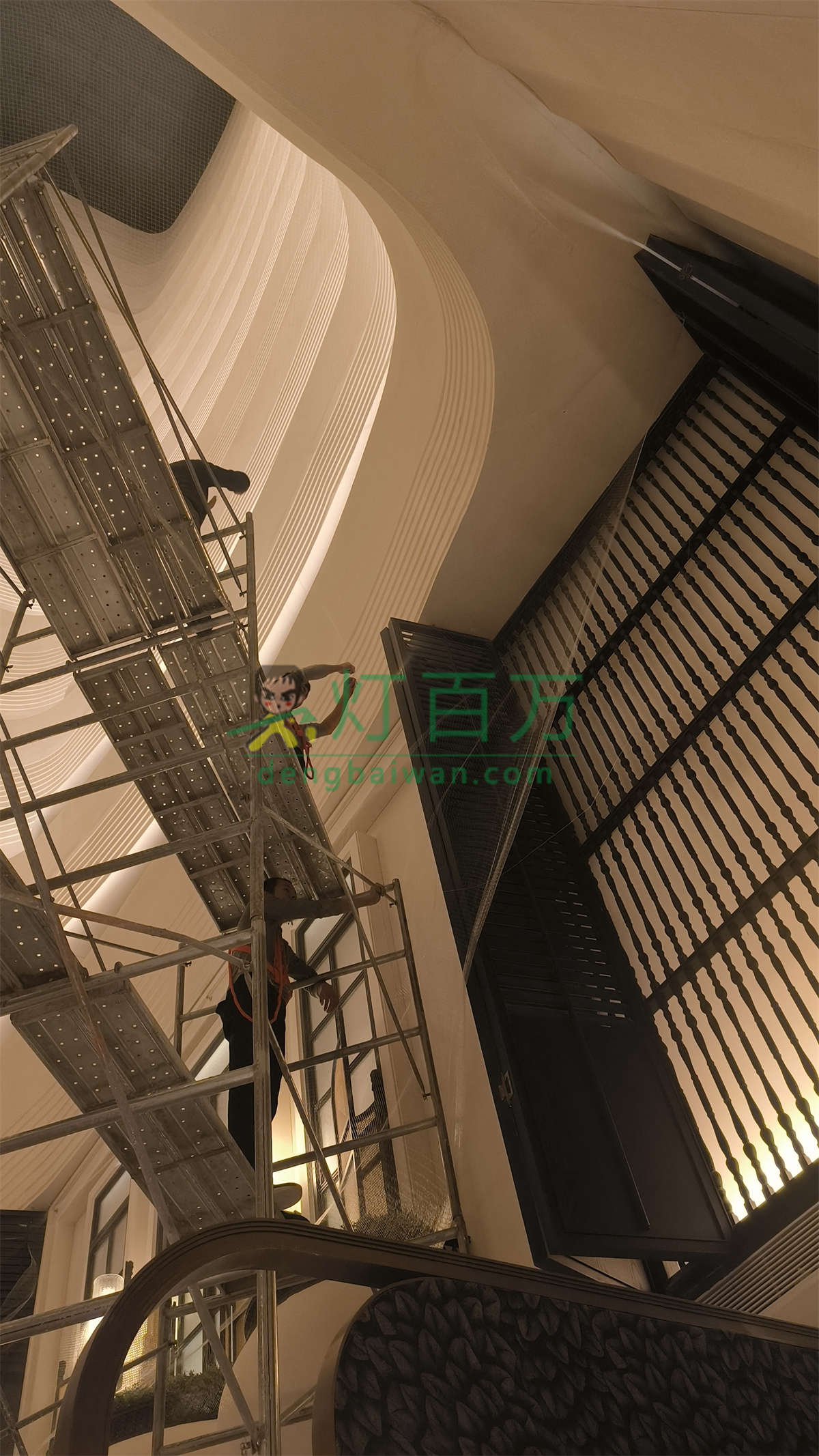 观致灯饰洗灯现场