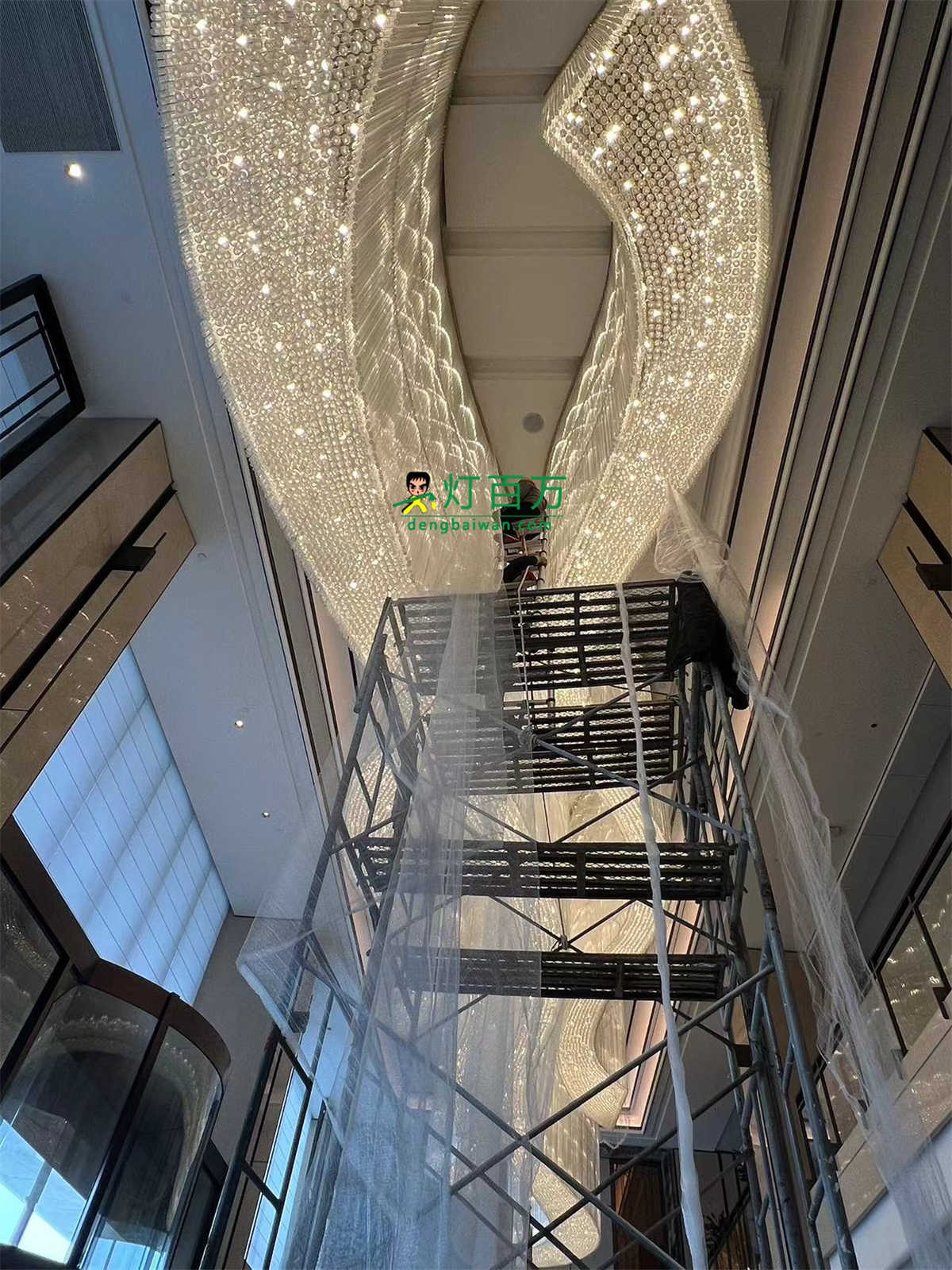 观致灯饰洗灯现场